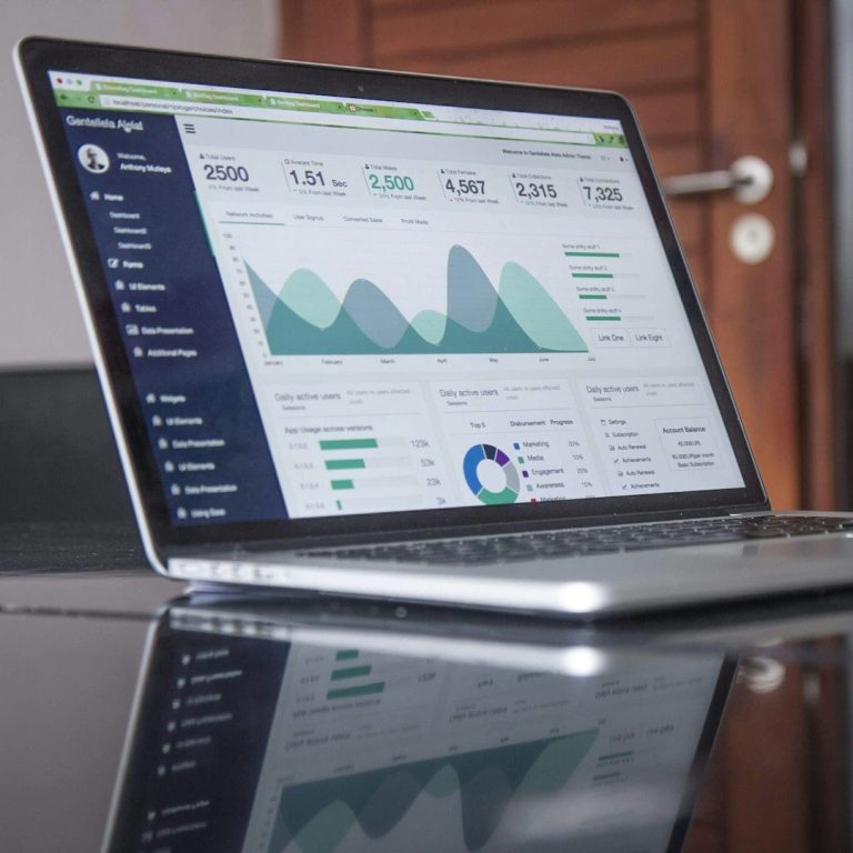 Laptop mit Statistiken Laptop mit Datenanalysen und Diagrammen auf dem Bildschirm, im modernen Büro.
