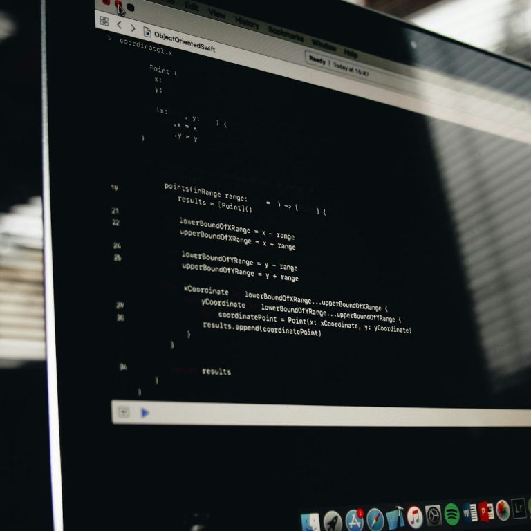 Laptop mit Codezeilen auf dem Bildschirm Ein Computerbildschirm mit Codezeilen auf schwarzem Hintergrund.